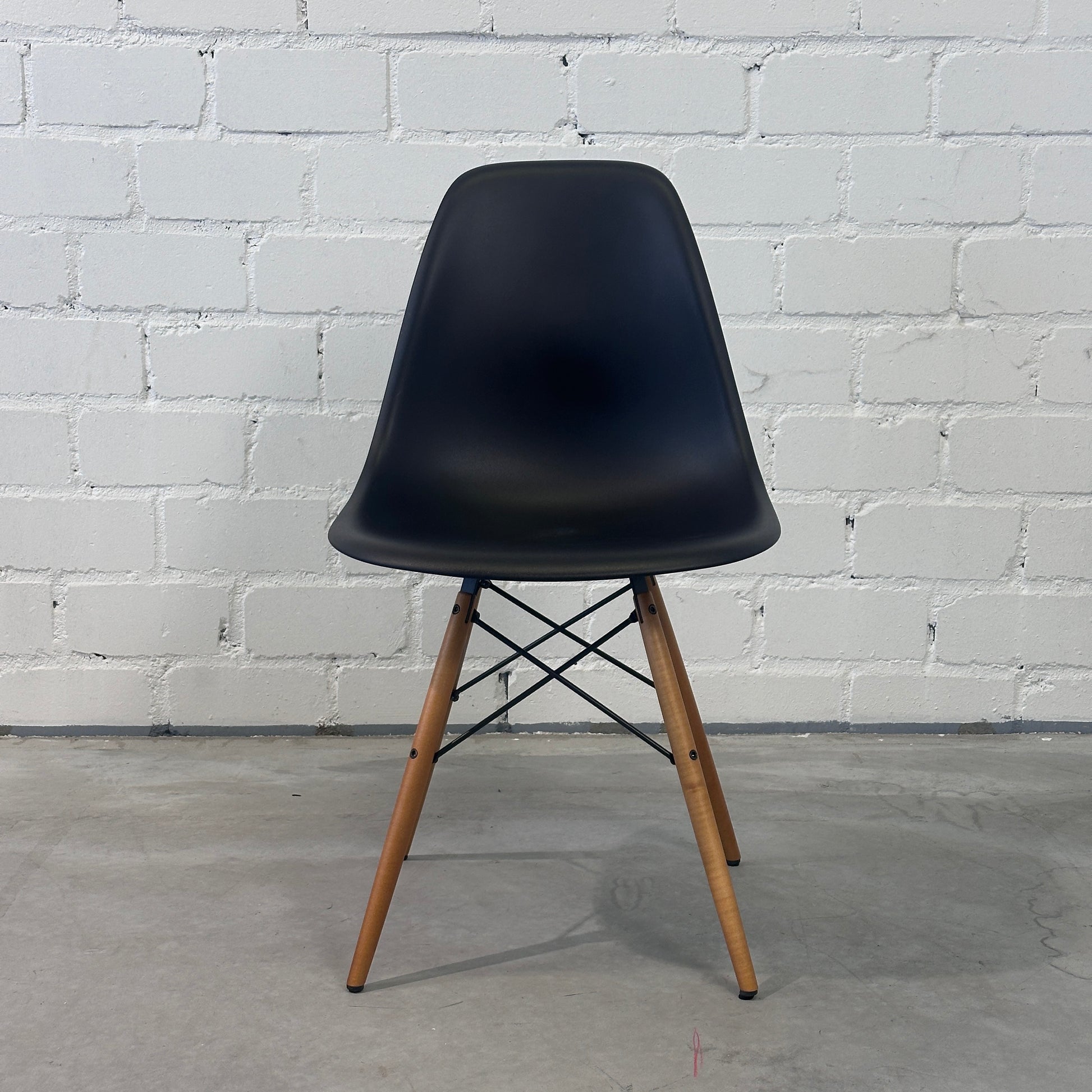 Vitra Eames Plastic Side Chair DSW schwarz