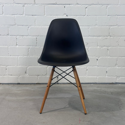 Vitra Eames Plastic Side Chair DSW schwarz