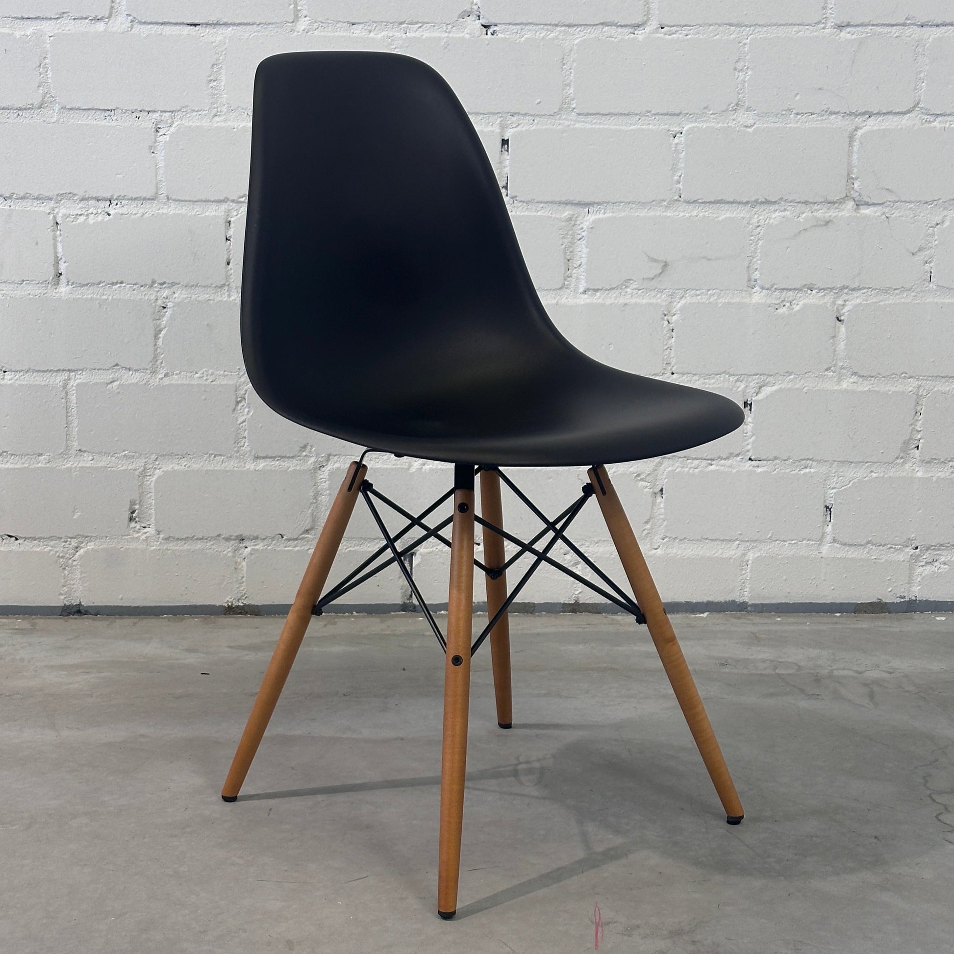 Vitra Eames Plastic Side Chair DSW schwarz