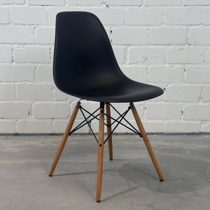 Vitra Eames Plastic Side Chair DSW schwarz
