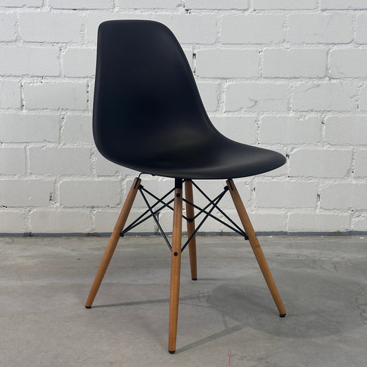 Vitra Eames Plastic Side Chair DSW schwarz