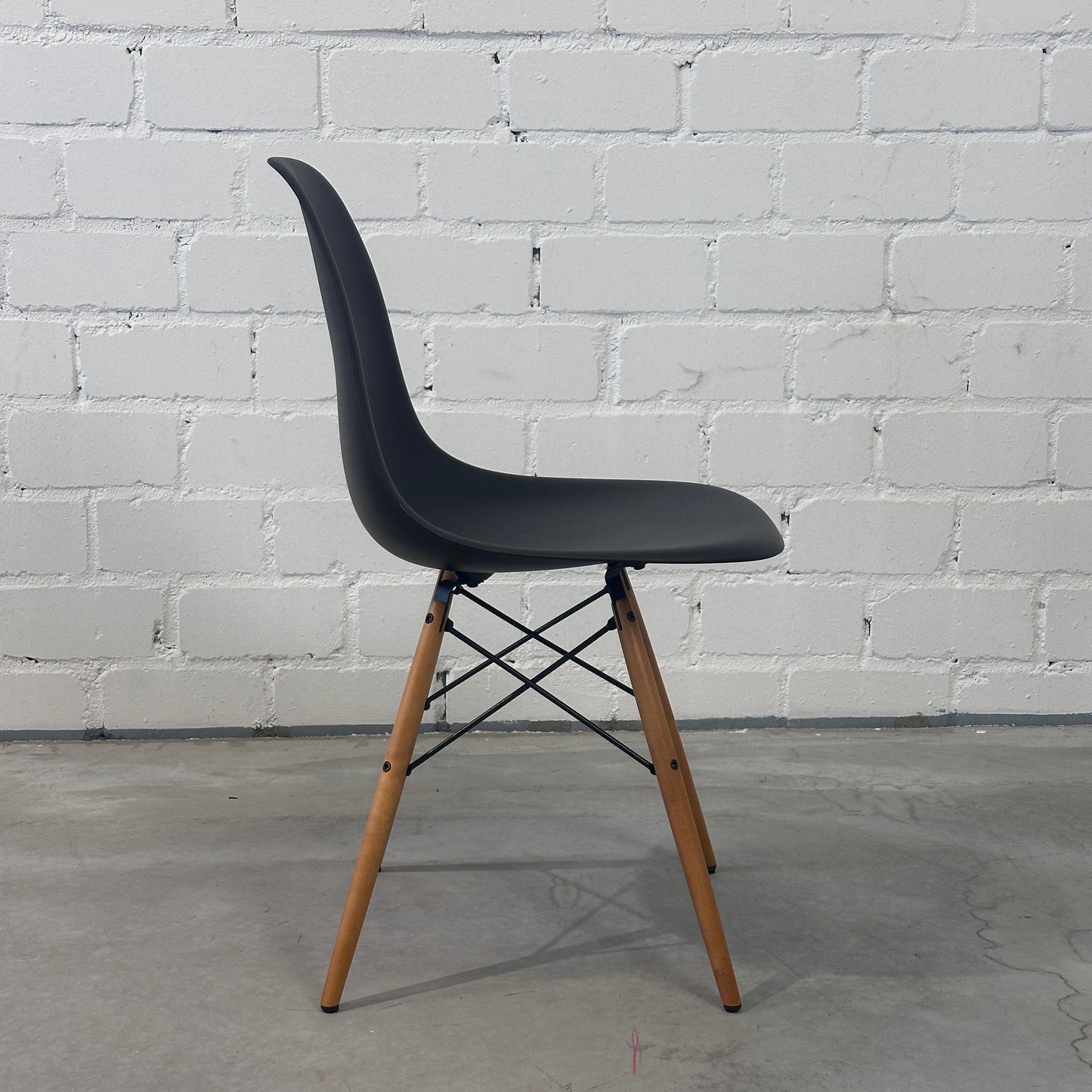 Vitra Eames Plastic Side Chair DSW schwarz