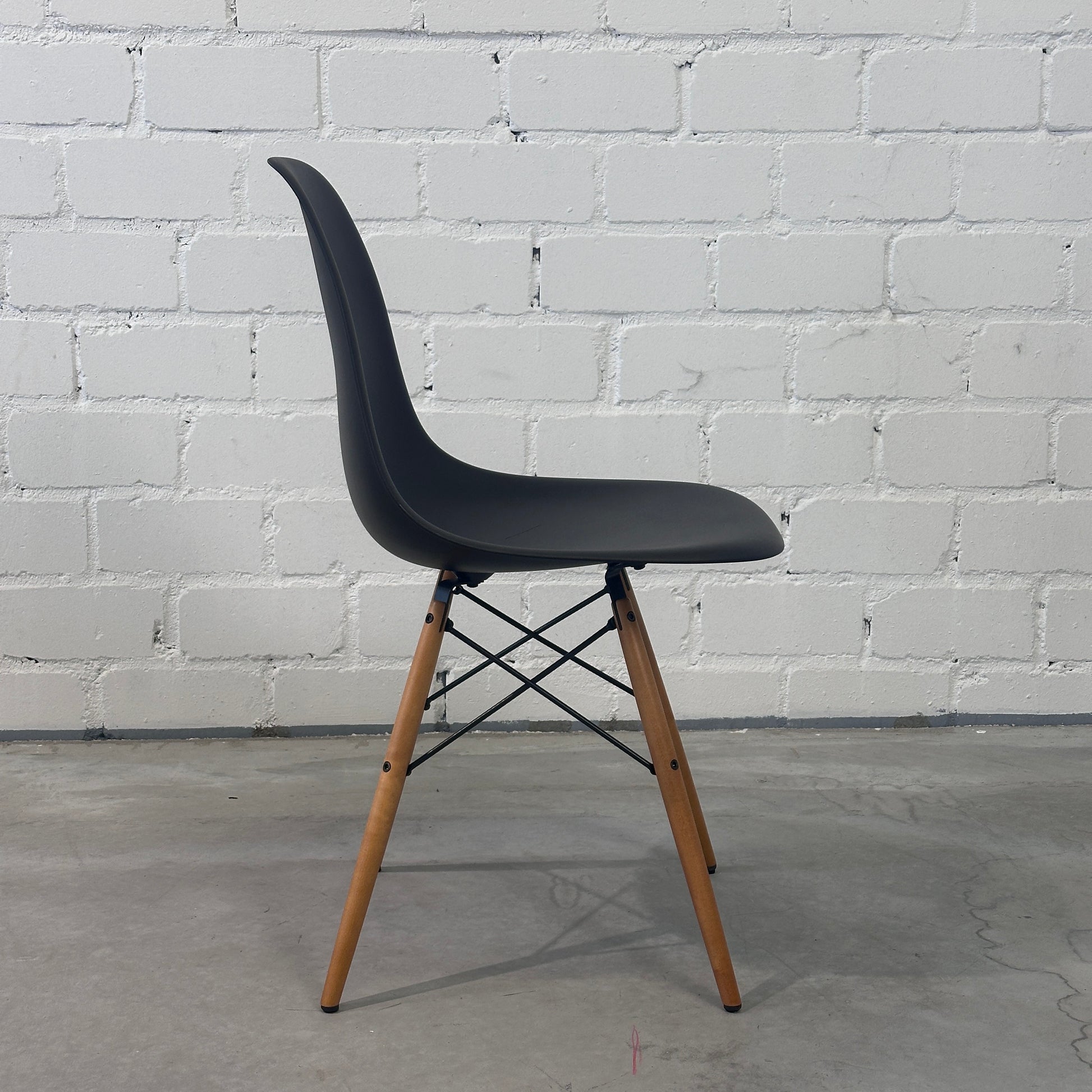 Vitra Eames Plastic Side Chair DSW schwarz