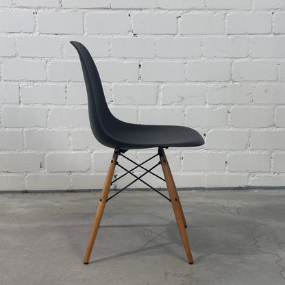 Vitra Eames Plastic Side Chair DSW schwarz