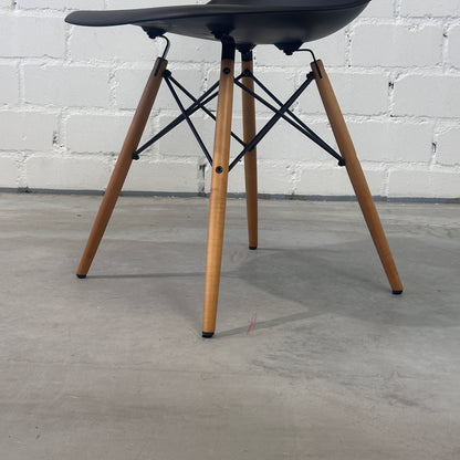Vitra Eames Plastic Side Chair DSW schwarz
