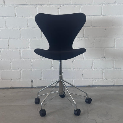 Fritz Hansen Siebener Drehstuhl 3117 schwarz