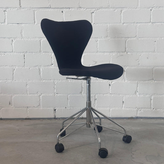 Fritz Hansen Siebener Drehstuhl 3117 schwarz