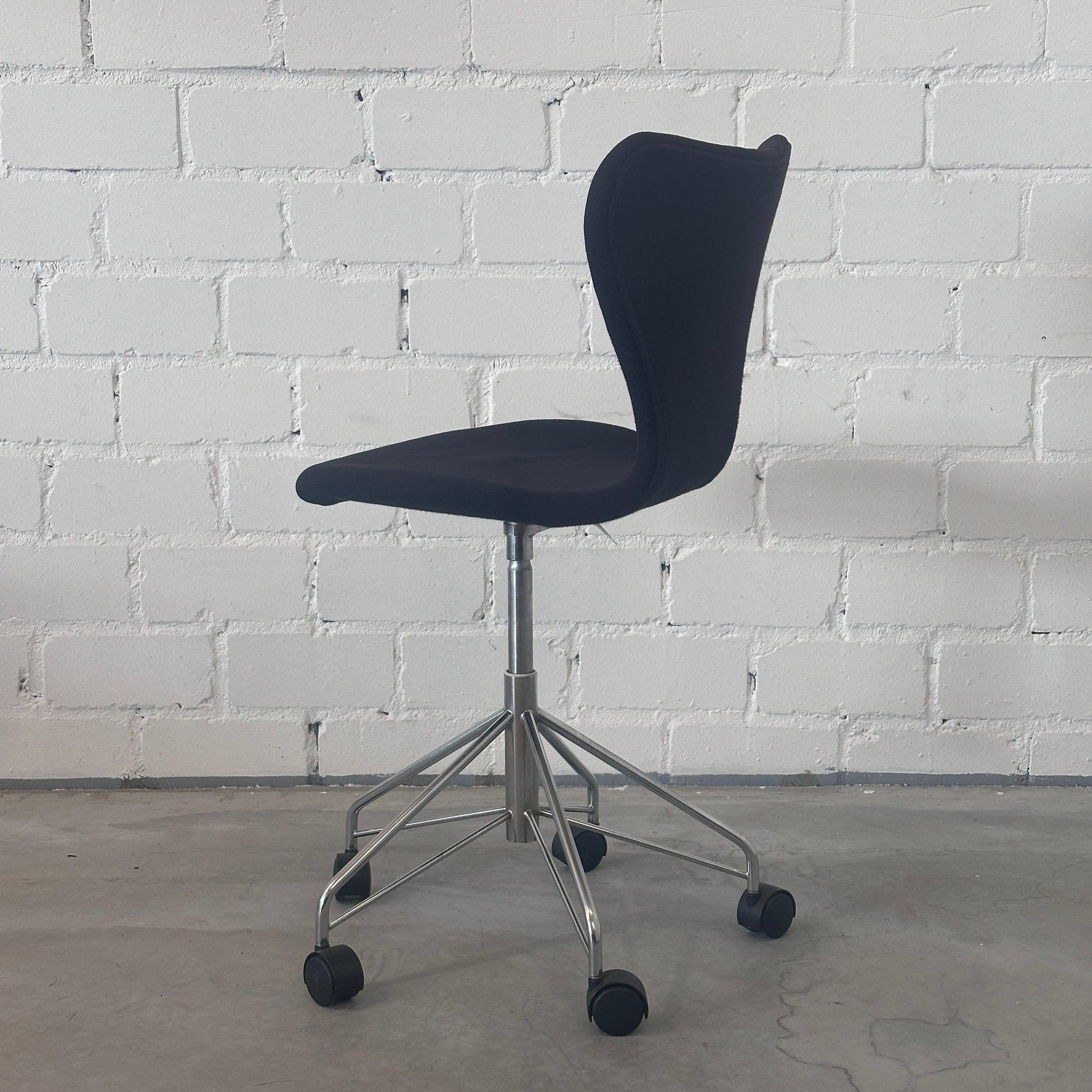 Fritz Hansen Siebener Drehstuhl 3117 schwarz