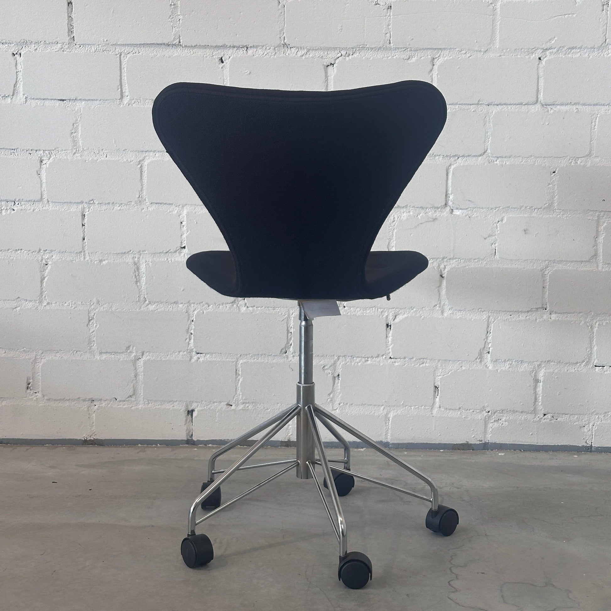 Fritz Hansen Siebener Drehstuhl 3117 schwarz