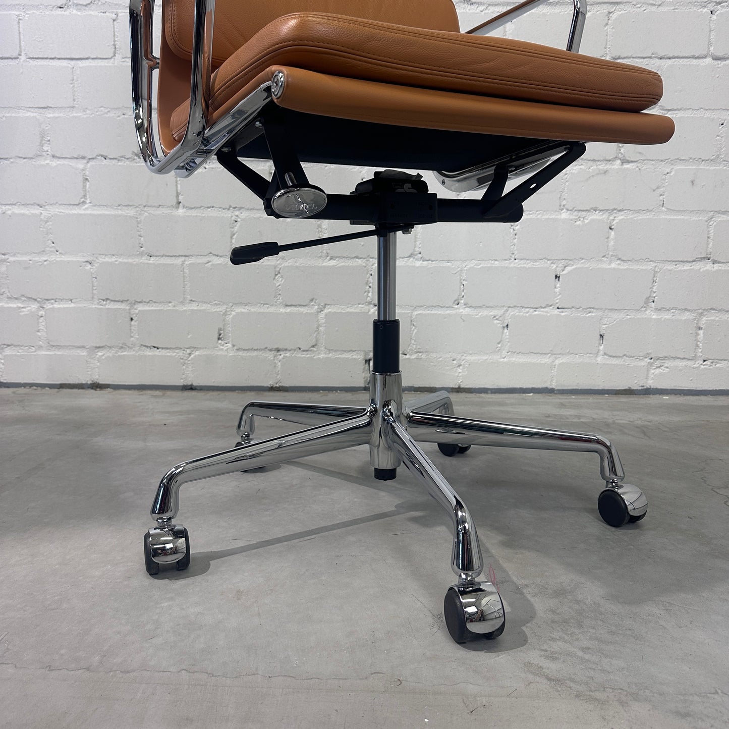 Vitra EA 219 Softpad Leder hellbraun