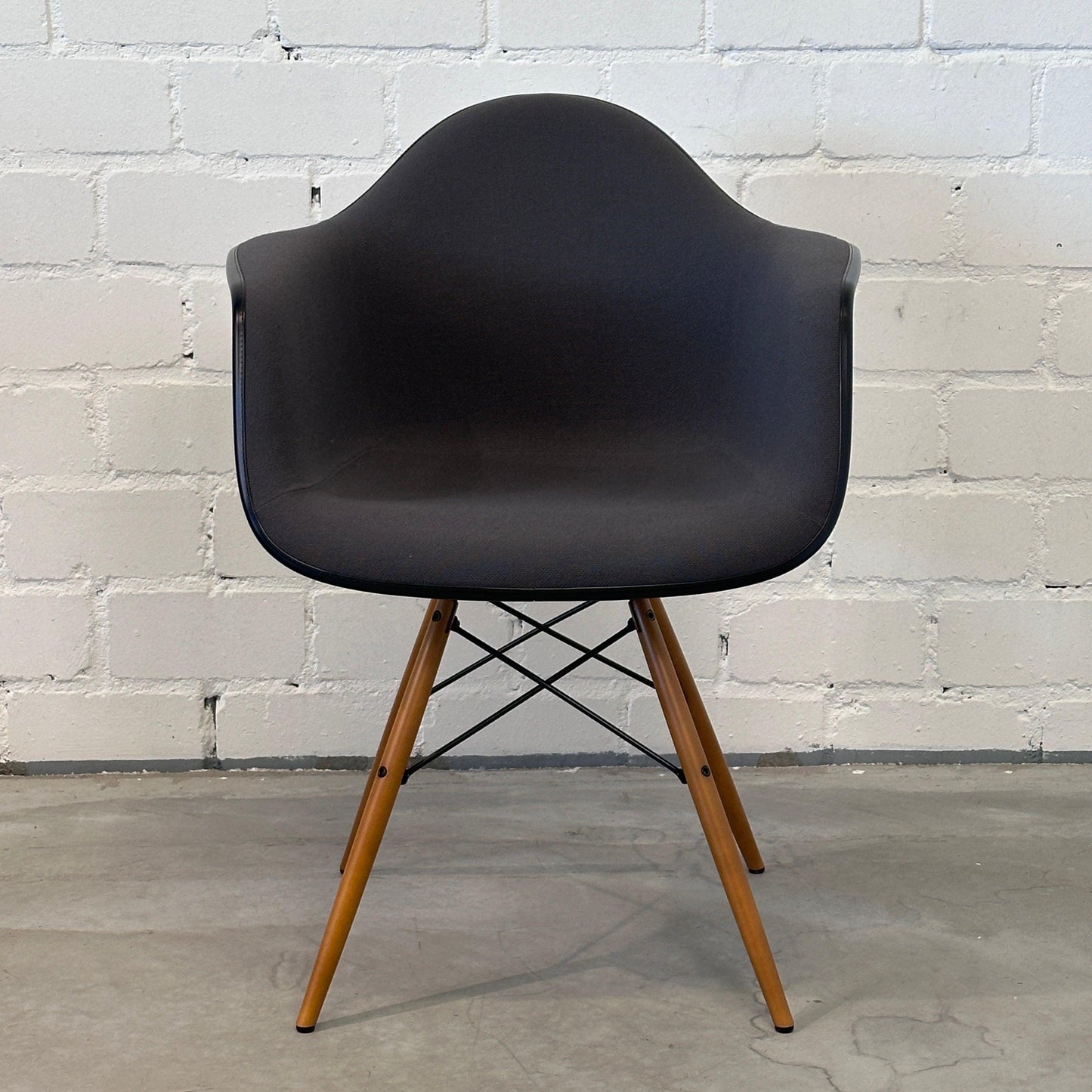 Vitra Eames Plastic Armchair DAW mit Polster anthrazitgrau