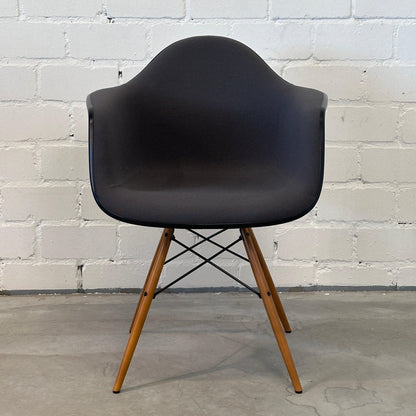 Vitra Eames Plastic Armchair DAW mit Polster anthrazitgrau