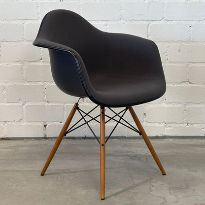 Vitra Eames Plastic Armchair DAW mit Polster anthrazitgrau