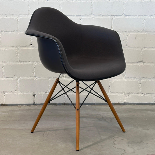 Vitra Eames Plastic Armchair DAW mit Polster anthrazitgrau