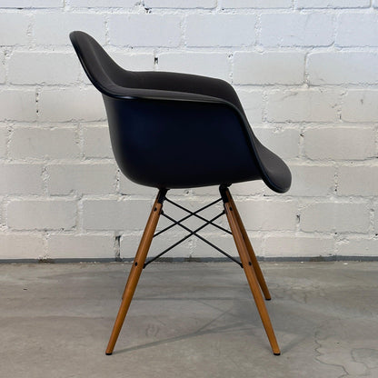 Vitra Eames Plastic Armchair DAW mit Polster anthrazitgrau