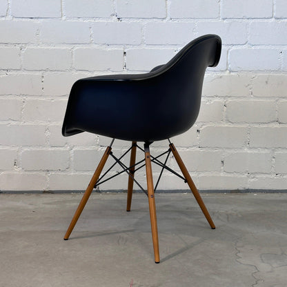 Vitra Eames Plastic Armchair DAW mit Polster anthrazitgrau