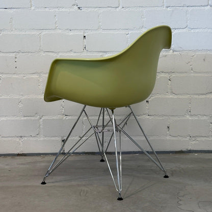 Vitra Eames Plastic Armchair DAR limegreen / gelb