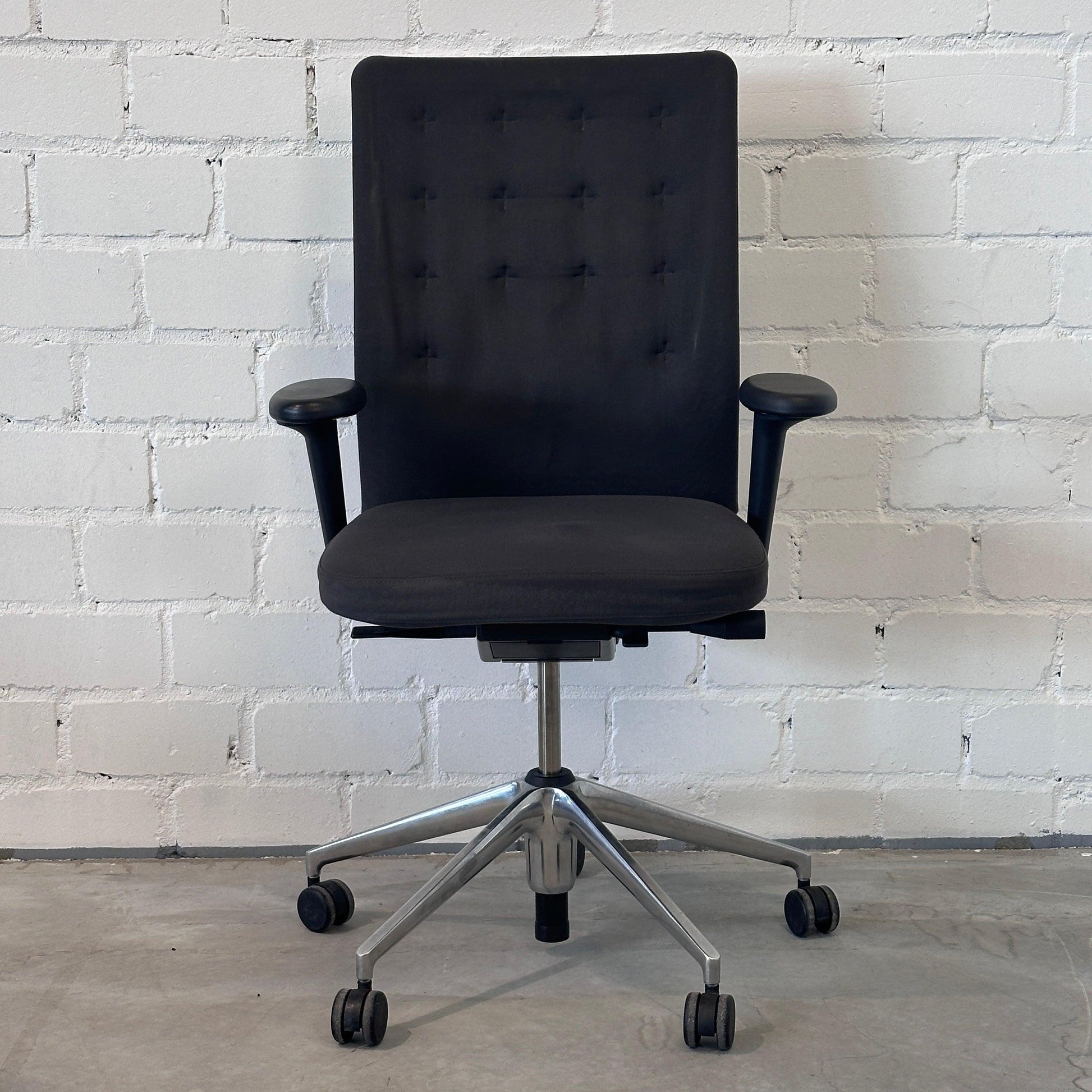 Vitra ID Trim Bürostuhl dunkelgrau mit Chromfußkreuz und verstellbaren Armlehnen