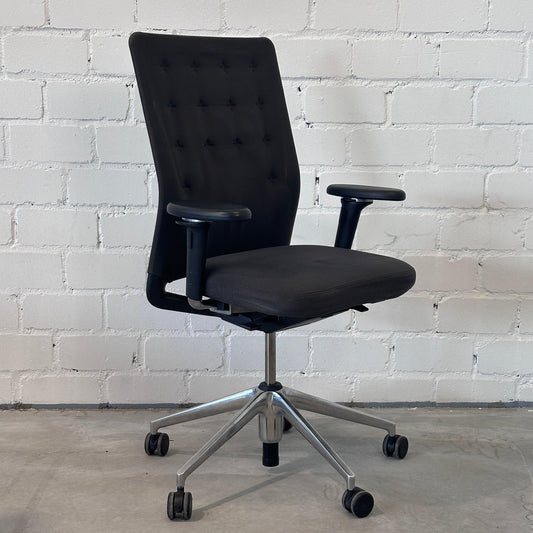 Vitra ID Trim Bürostuhl dunkelgrau mit verstellbarer Höhe und Armlehnen auf Chromfußkreuz