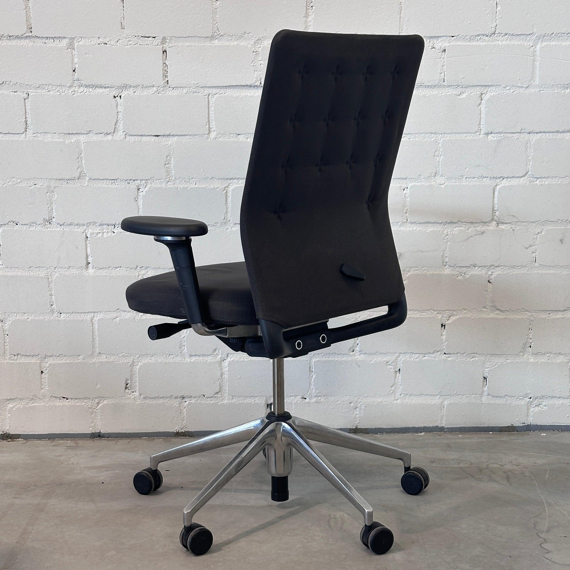 Vitra ID Trim Bürostuhl dunkelgrau mit Chrom-Fußkreuz ergonomisch verstellbar
