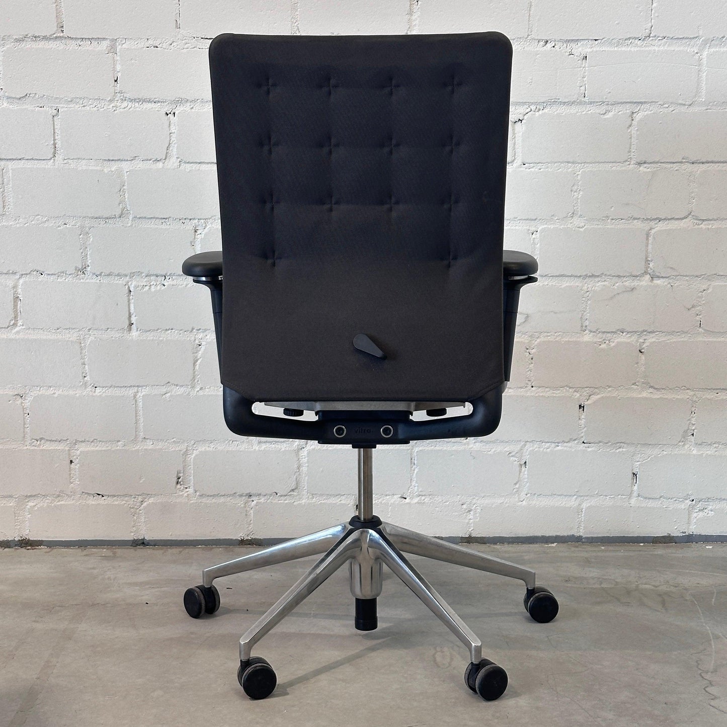 Vitra ID Trim Bürostuhl dunkelgrau mit Chromfußkreuz und verstellbaren Funktionen