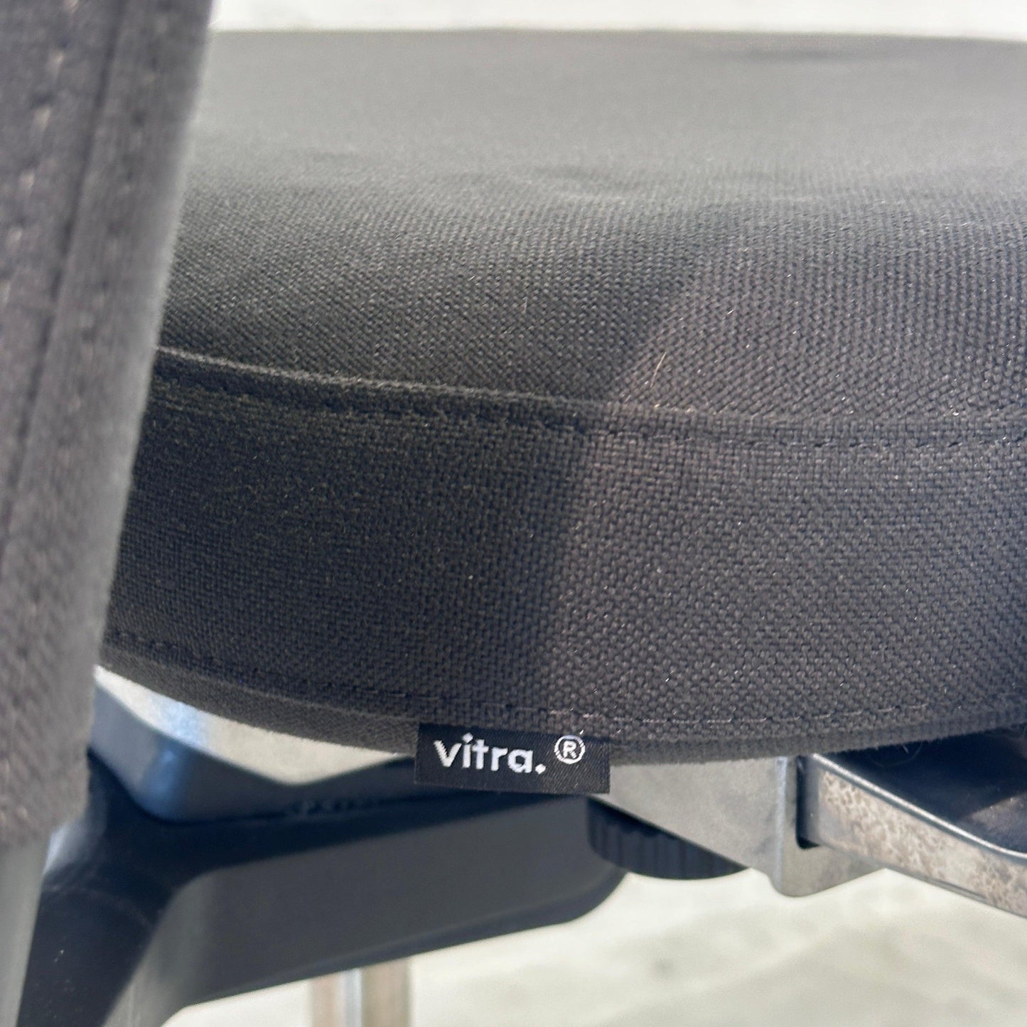 Vitra ID Trim Bürostuhl mittelgrau mit Chrom-Fußkreuz und verstellbaren Funktionen