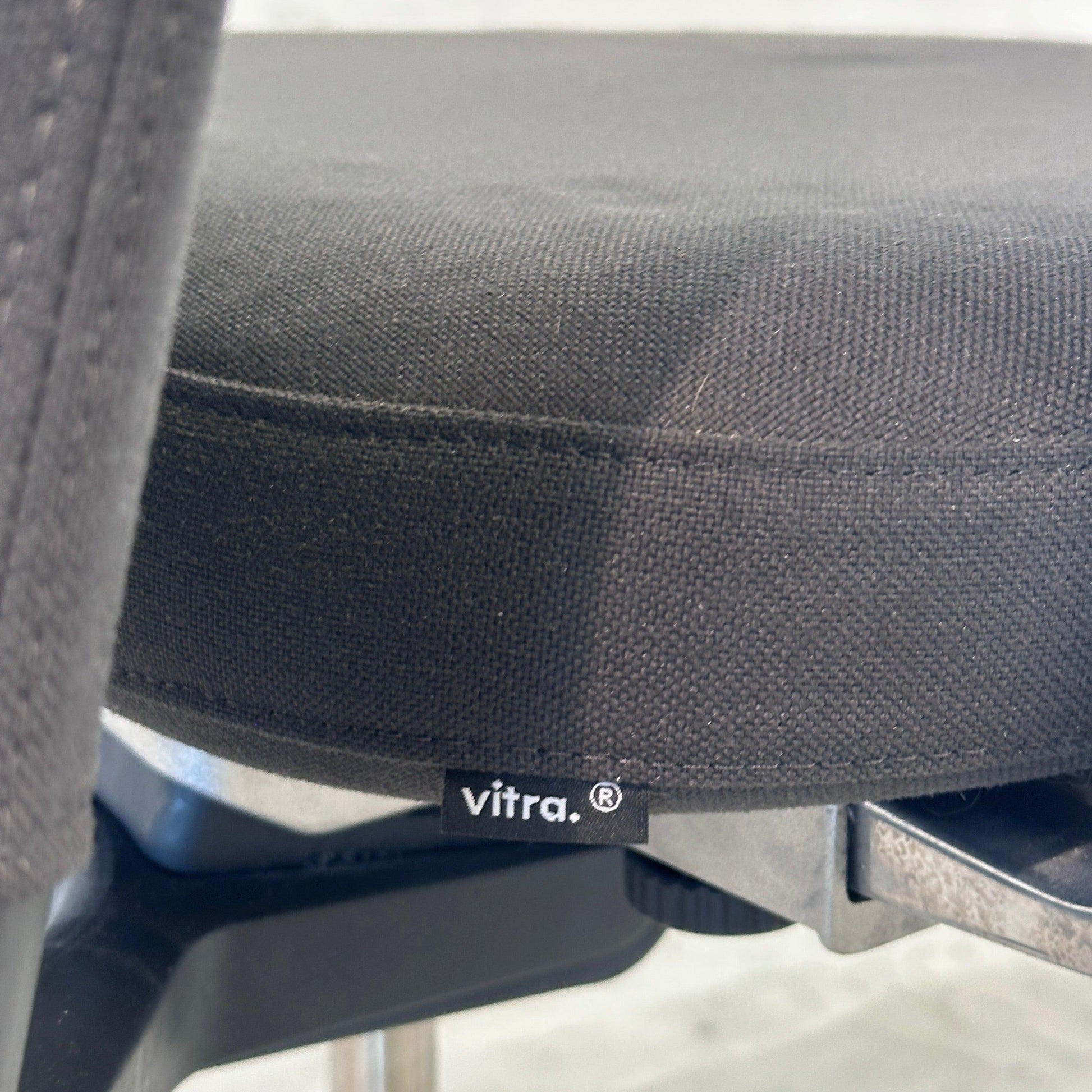 Vitra ID Trim Bürostuhl mittelgrau mit Chrom-Fußkreuz und verstellbaren Funktionen