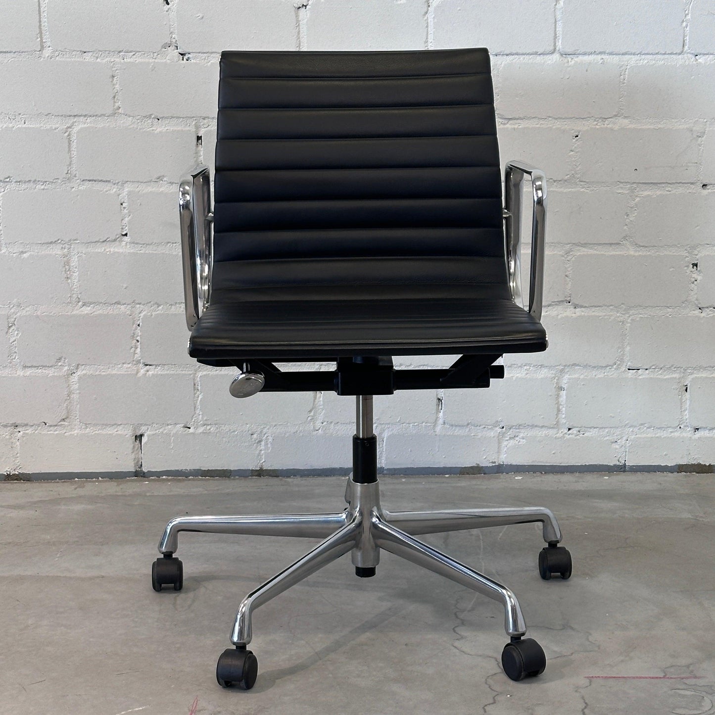 Vitra EA 117 Leder schwarz (Alu poliert)