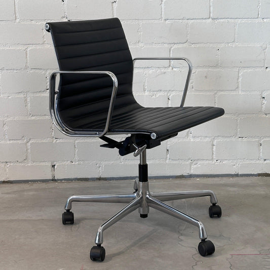 Vitra EA 117 Leder schwarz (Alu poliert)