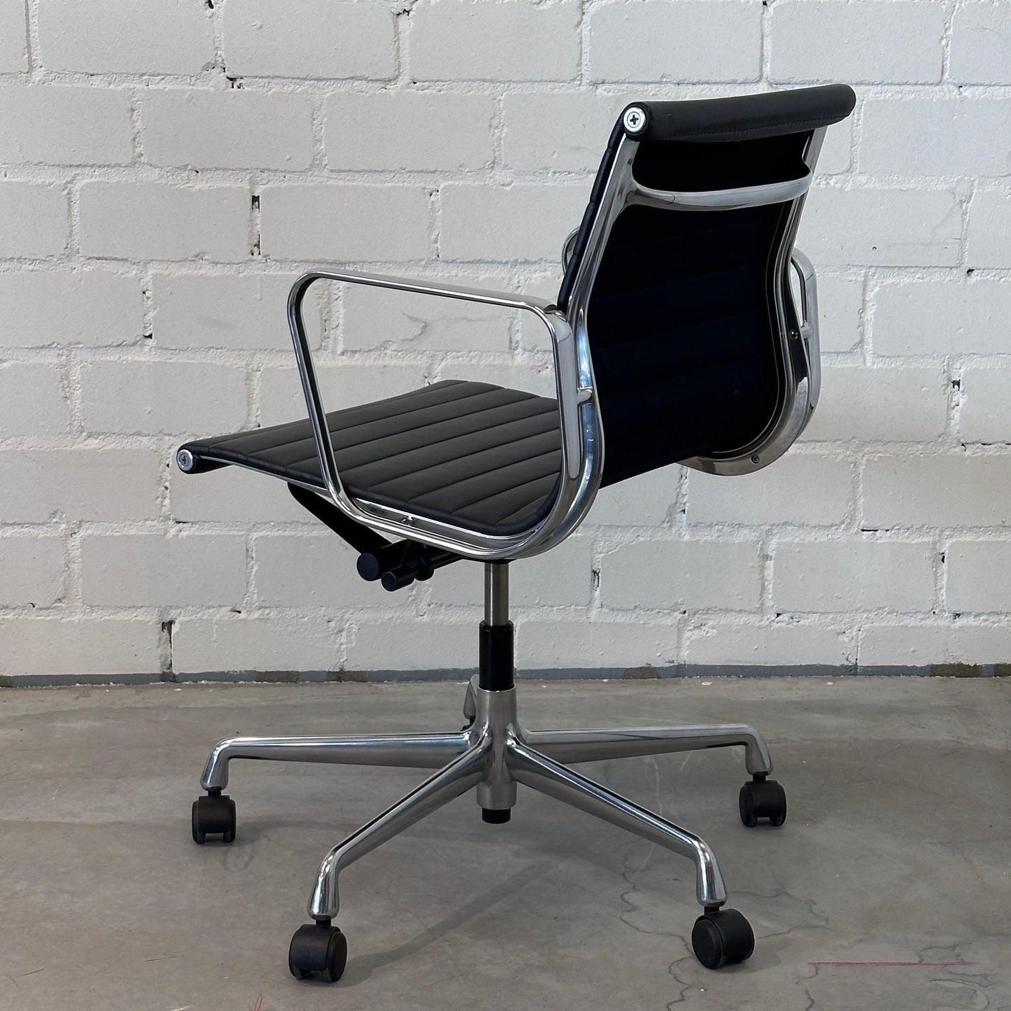 Vitra EA 117 Leder schwarz (Alu poliert)