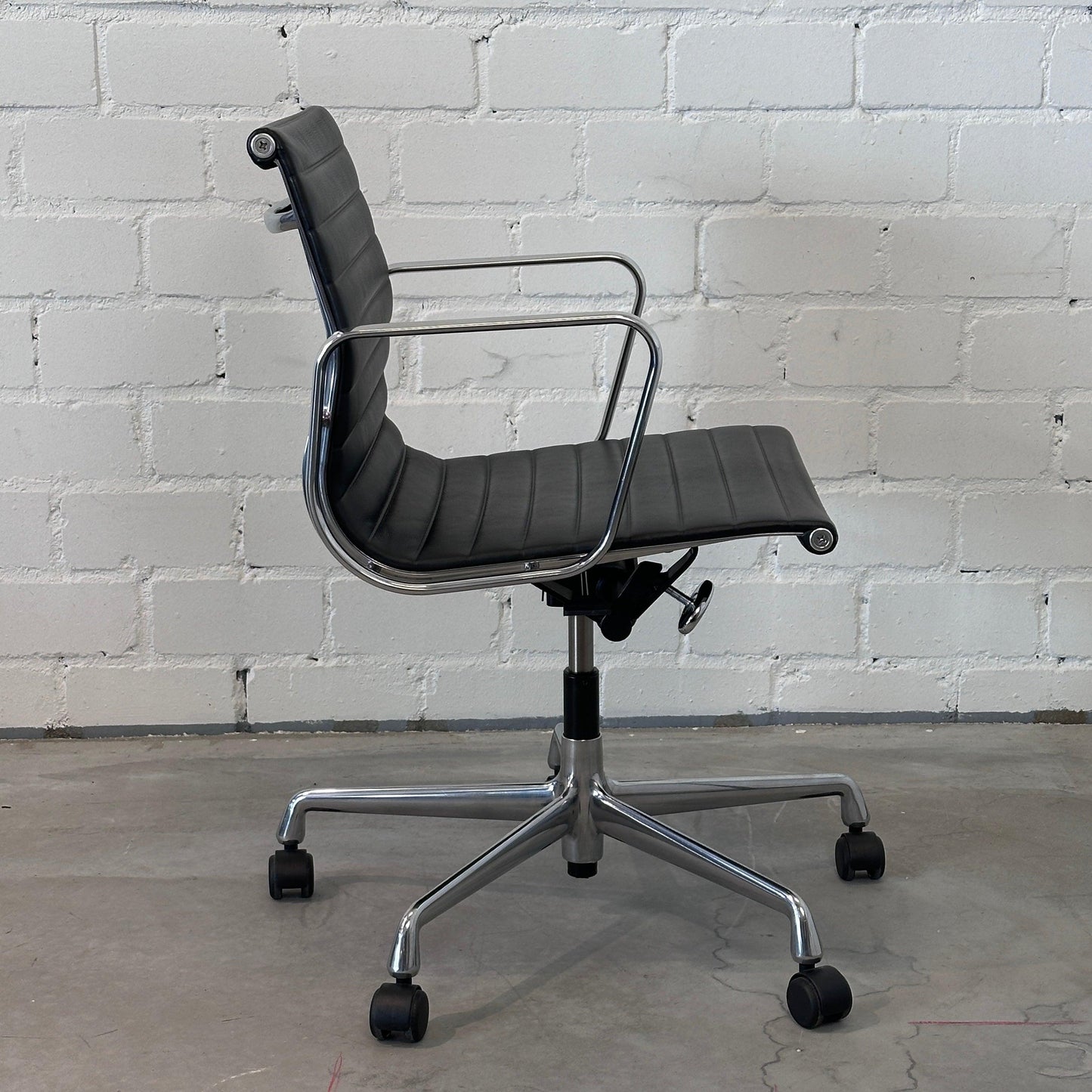 Vitra EA 117 Leder schwarz (Alu poliert)