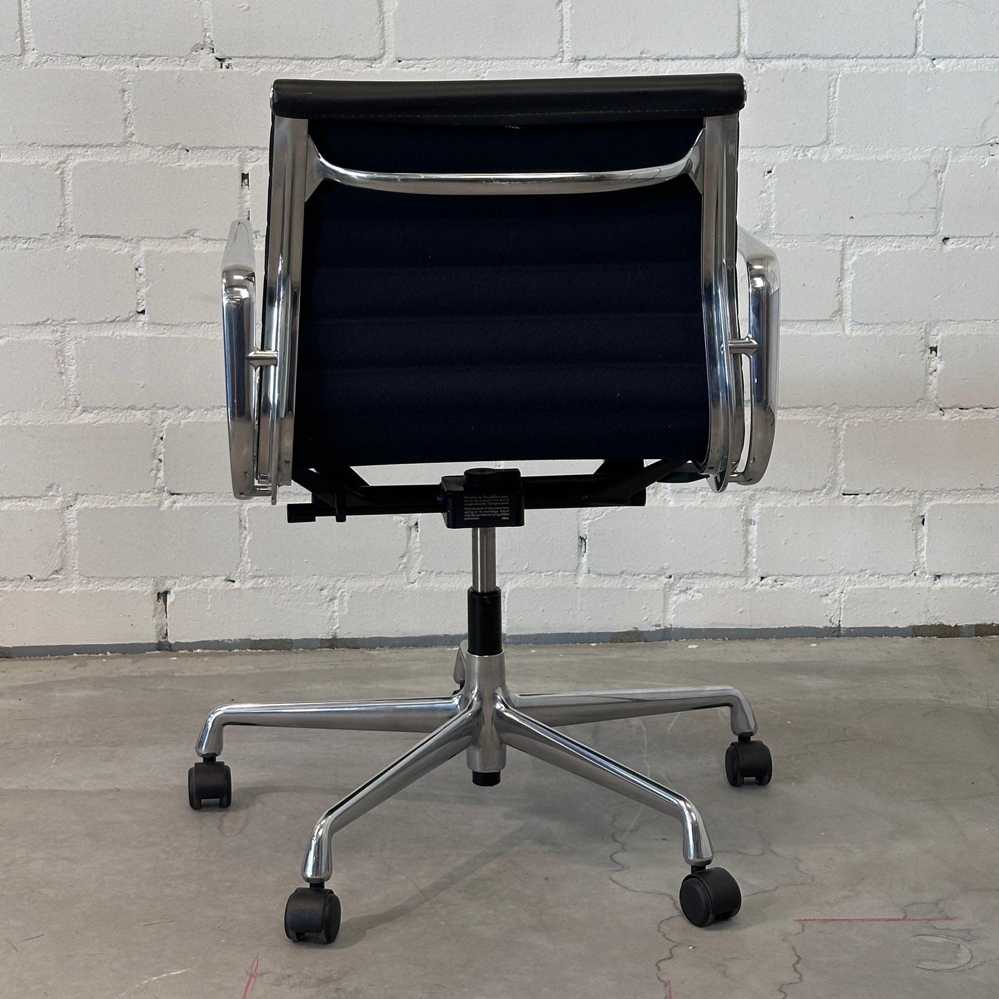 Vitra EA 117 Leder schwarz (Alu poliert)