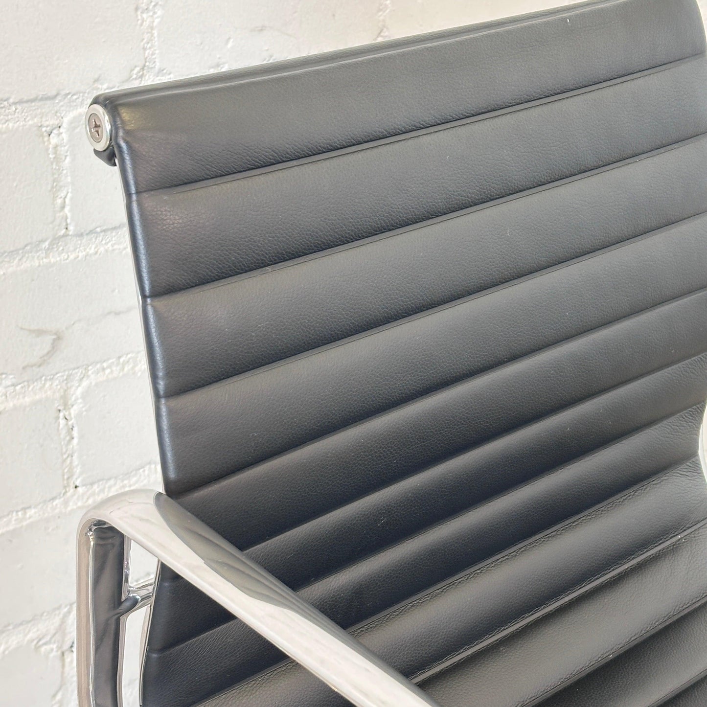 Vitra EA 117 Leder schwarz (Alu poliert)