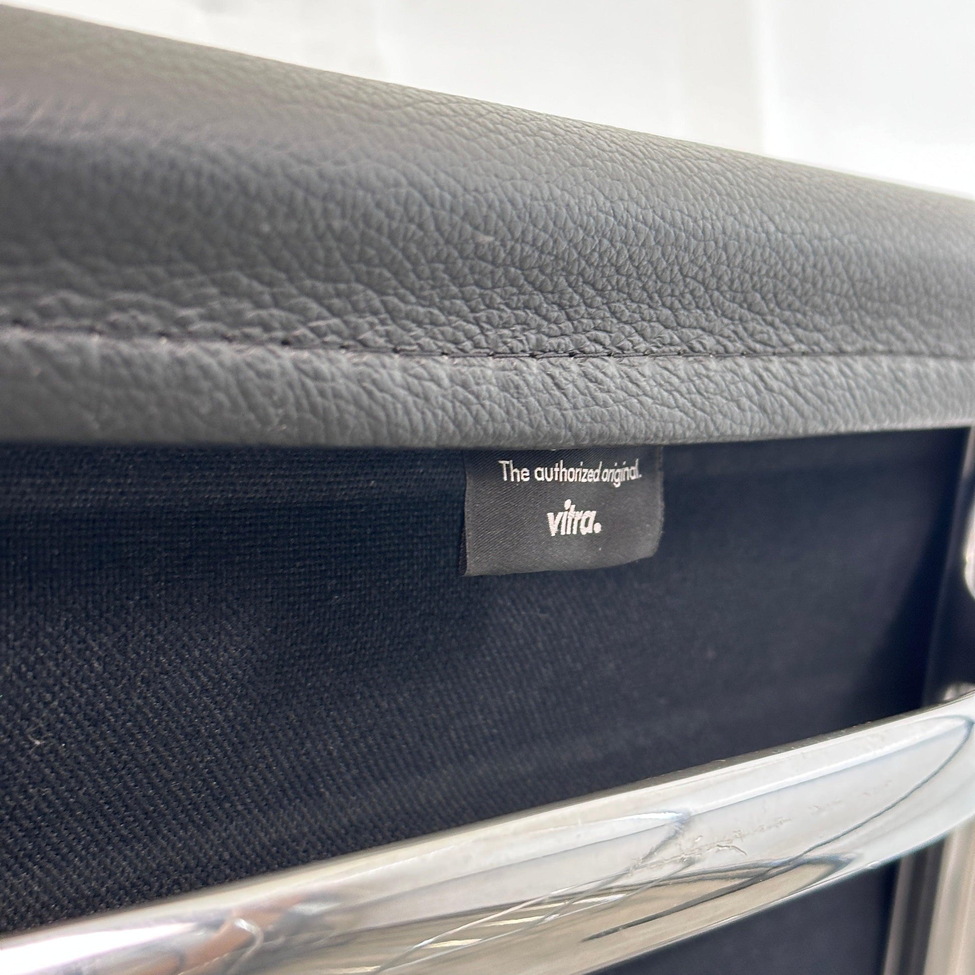 Vitra EA 117 Leder schwarz (Alu poliert)