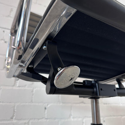 Vitra EA 117 Leder schwarz (Alu poliert)