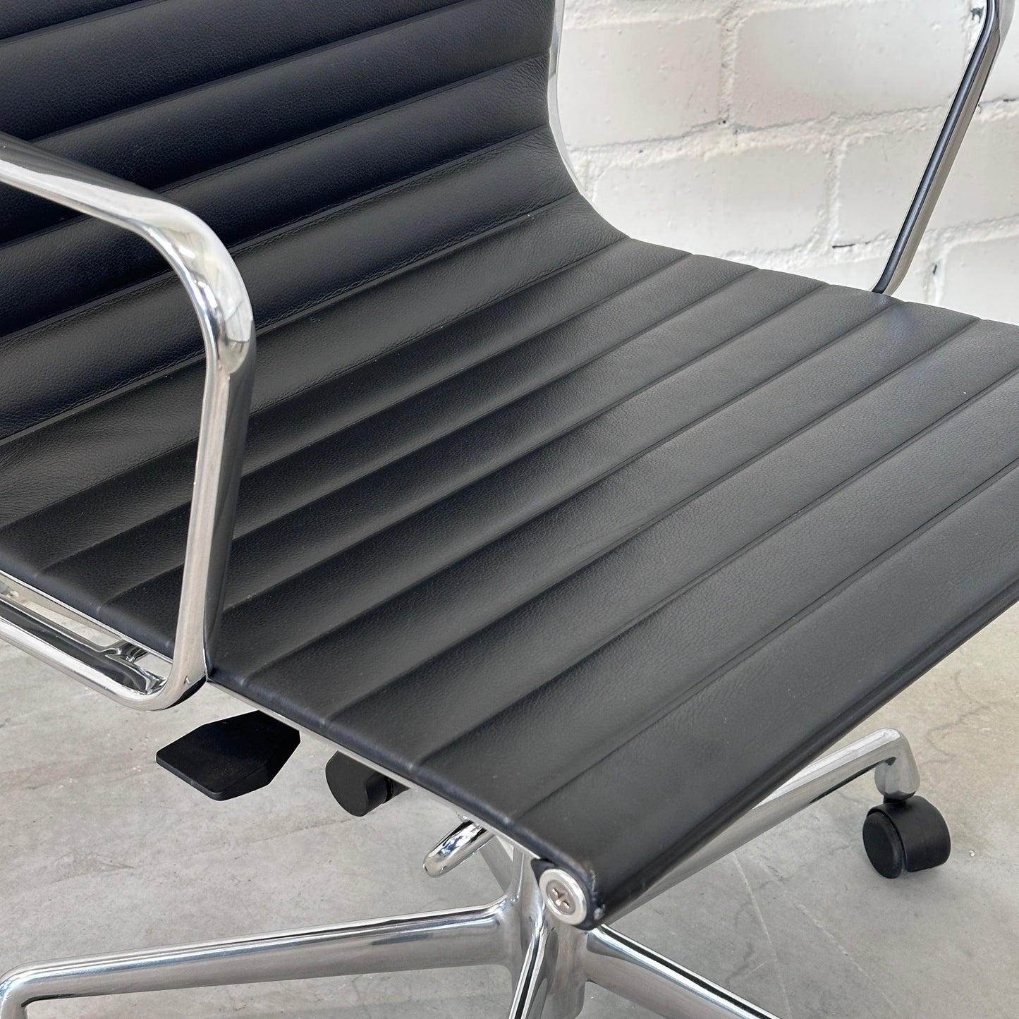 Vitra EA 117 Leder schwarz (Alu poliert)