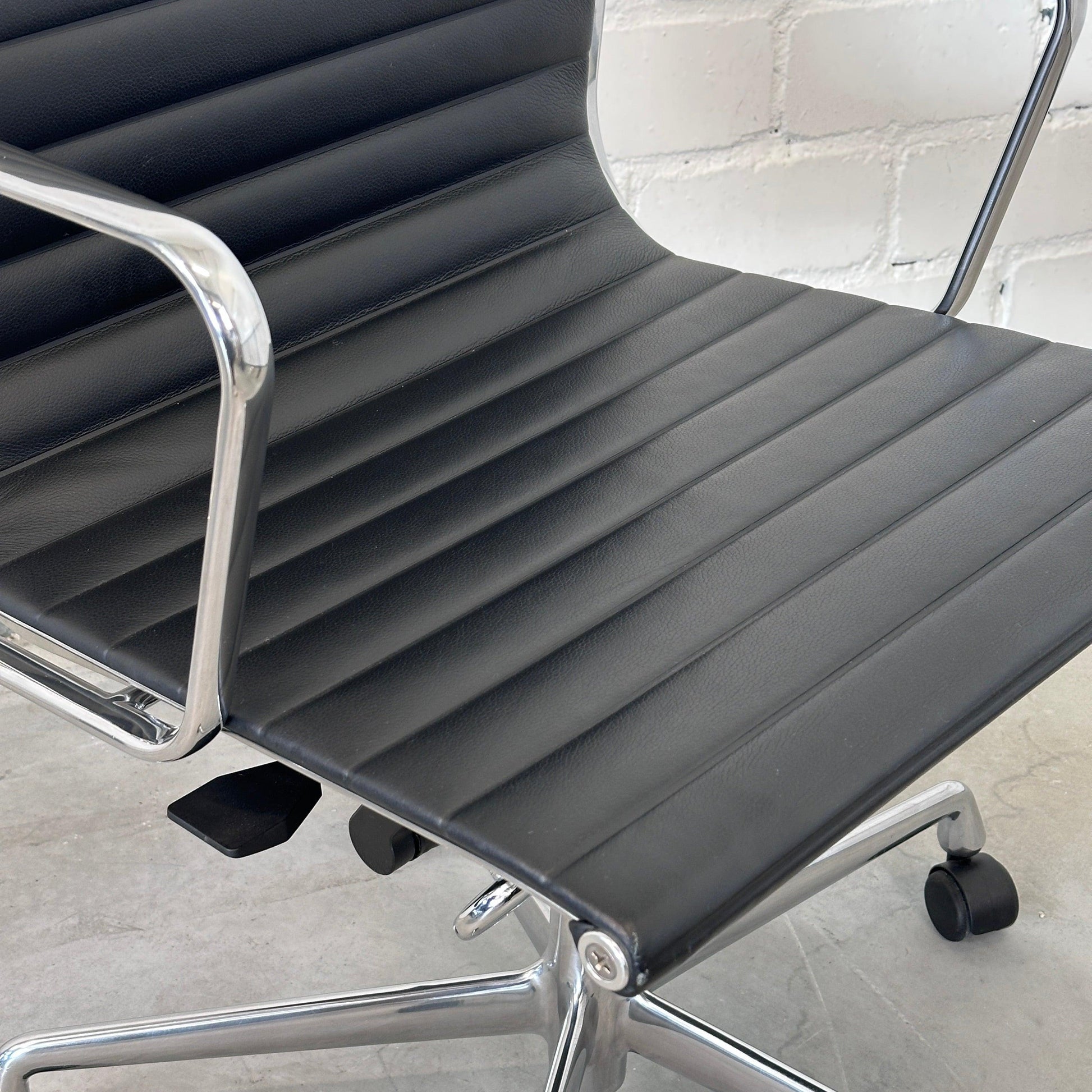 Vitra EA 117 Leder schwarz (Alu poliert)