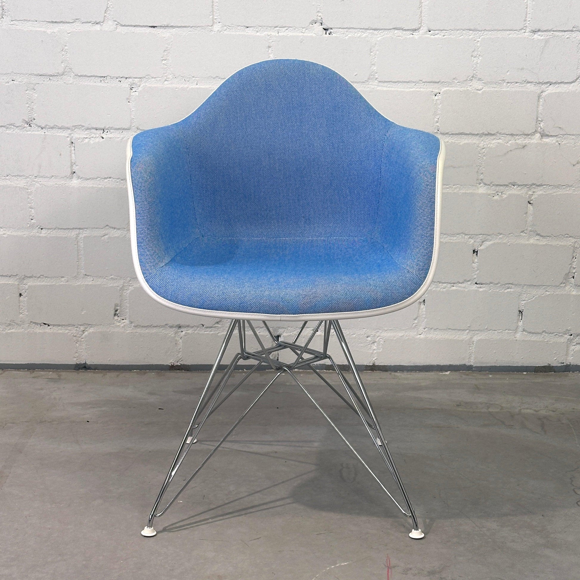 Vitra DAR Plastic Armchair weiß / eisblau
