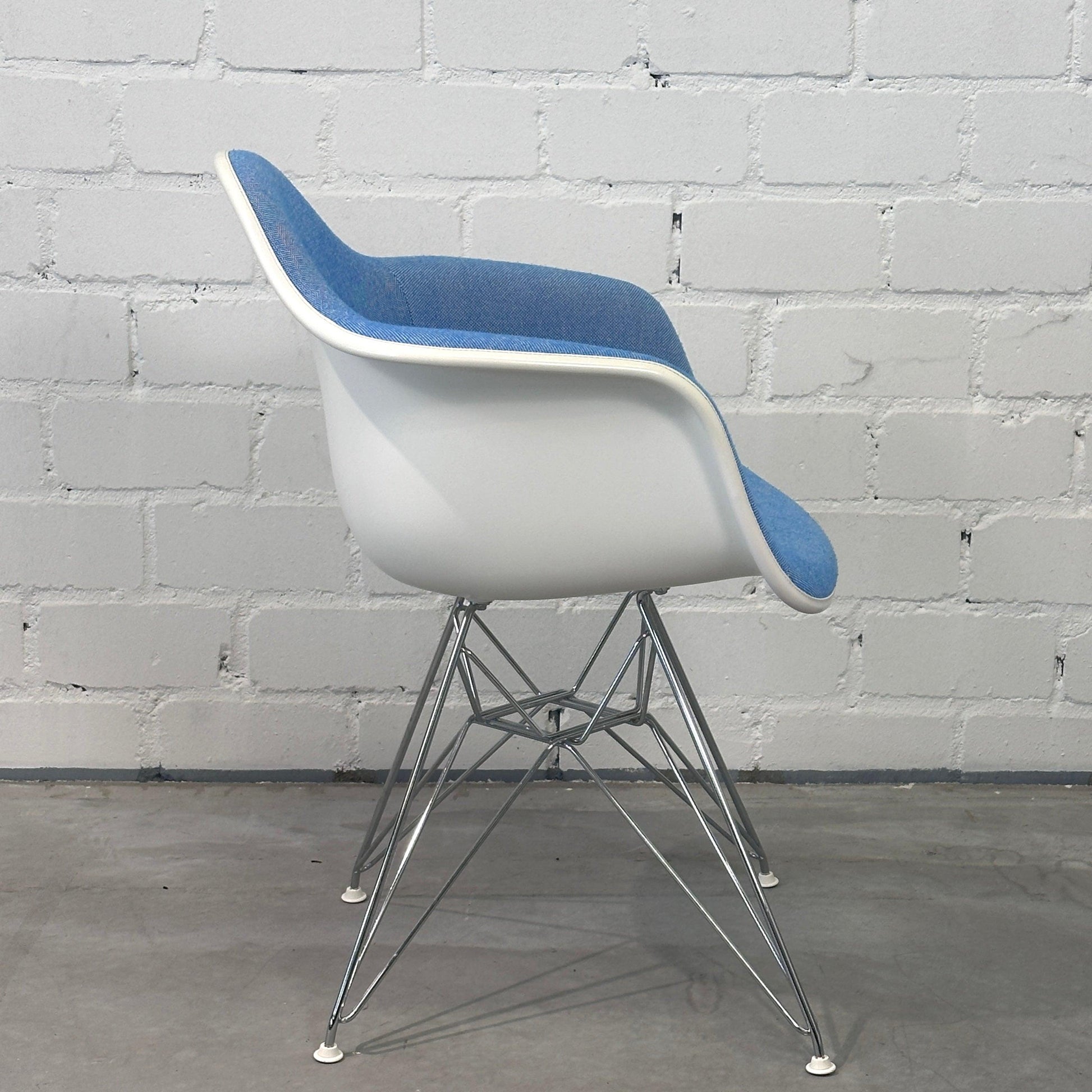 Vitra DAR Plastic Armchair weiß / eisblau