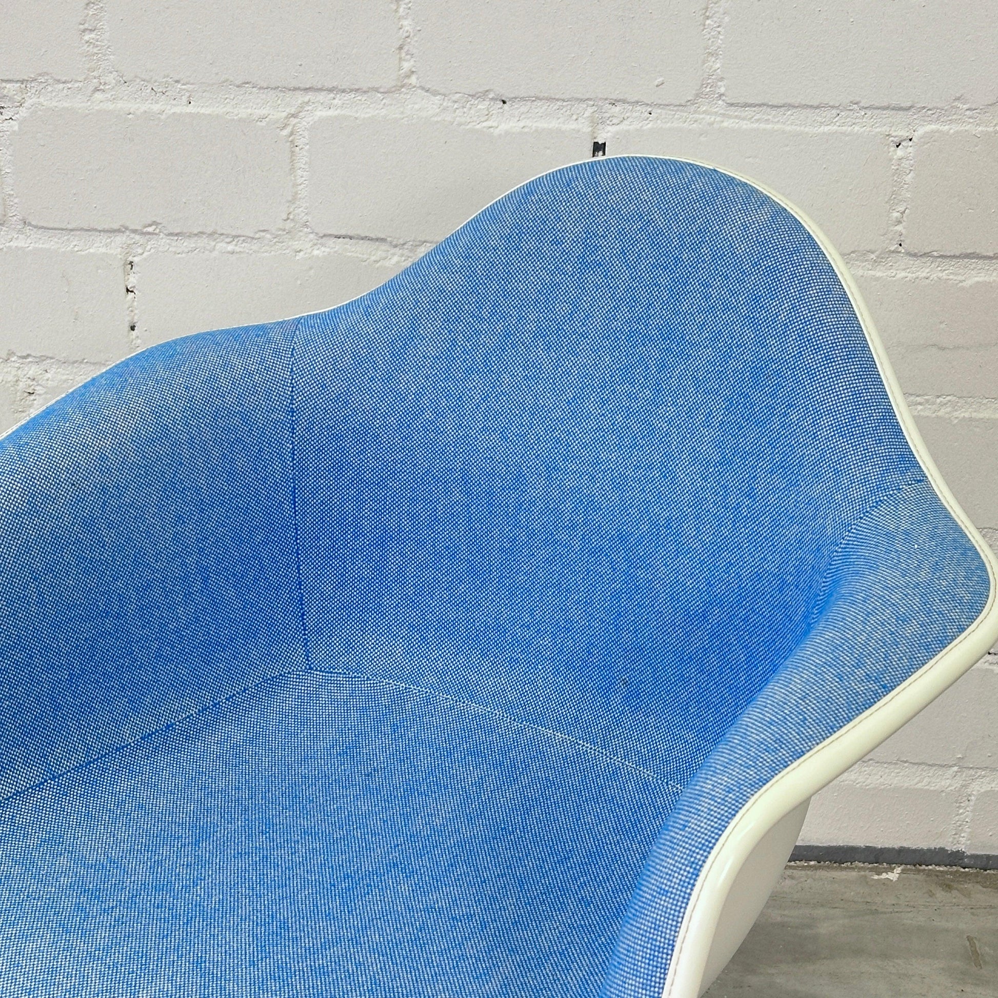 Vitra DAR Plastic Armchair weiß / eisblau