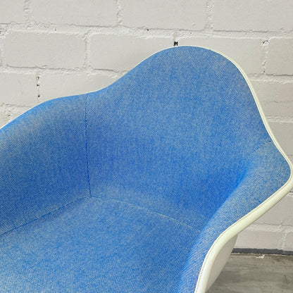 Vitra DAR Plastic Armchair weiß / eisblau