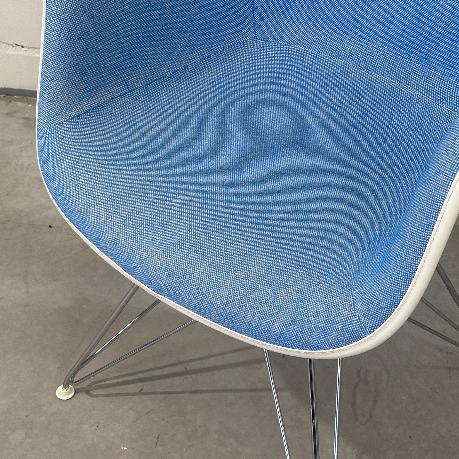 Vitra DAR Plastic Armchair weiß / eisblau