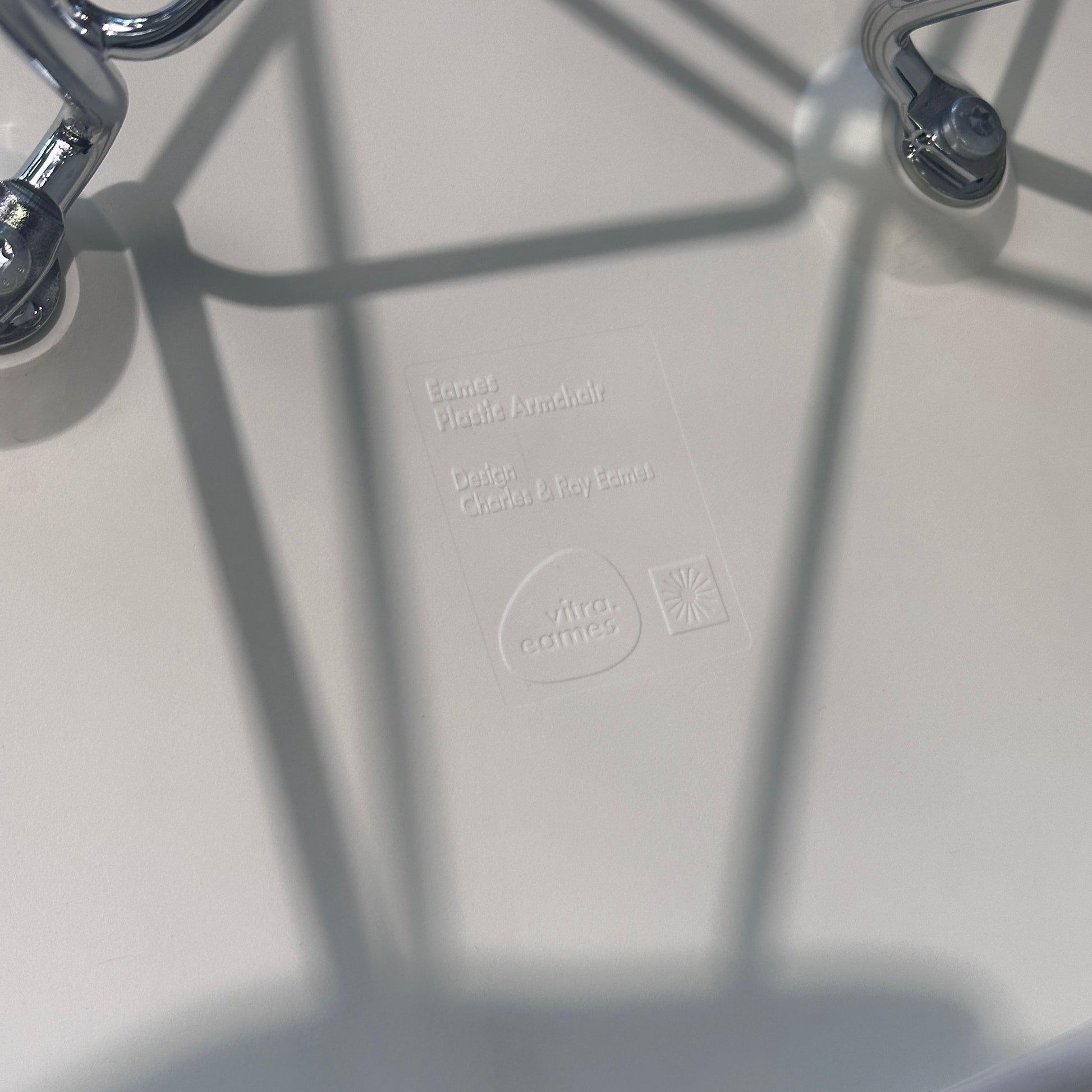 Vitra DAR Plastic Armchair weiß / grau