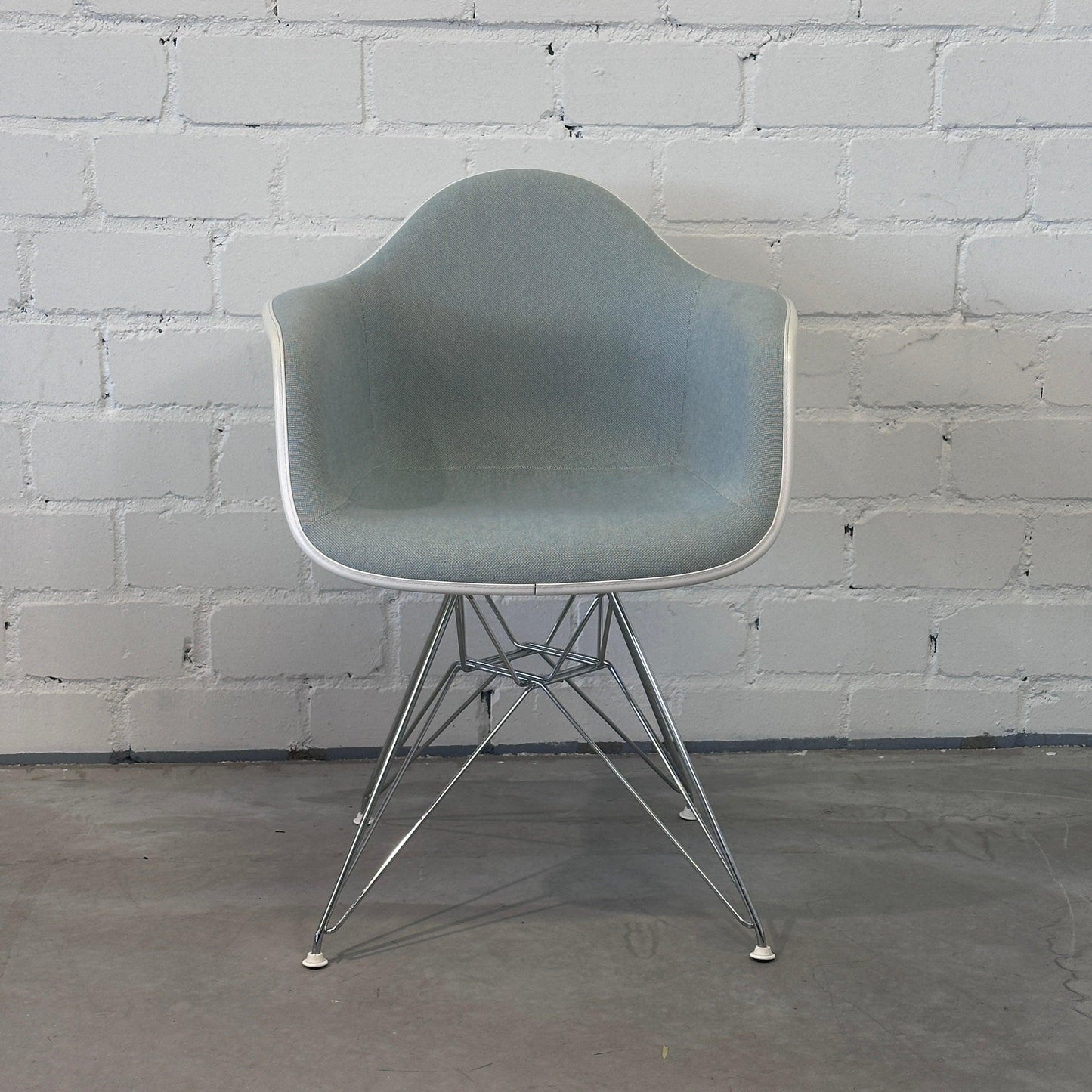 Vitra DAR Plastic Armchair weiß / grau