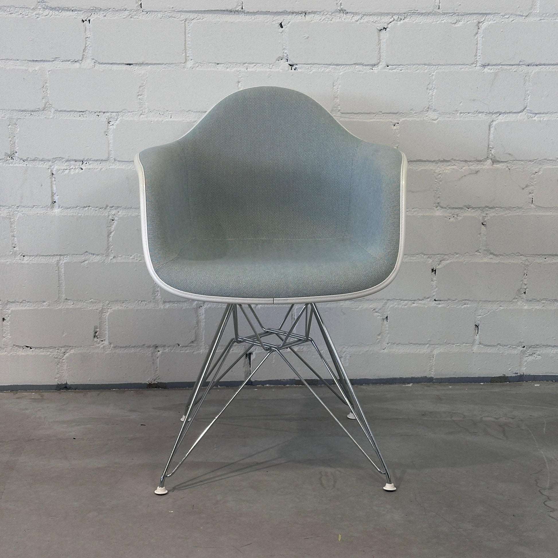 Vitra DAR Plastic Armchair weiß / grau