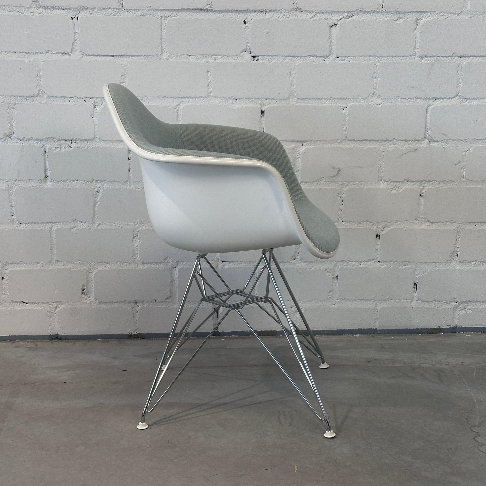 Vitra DAR Plastic Armchair weiß / grau