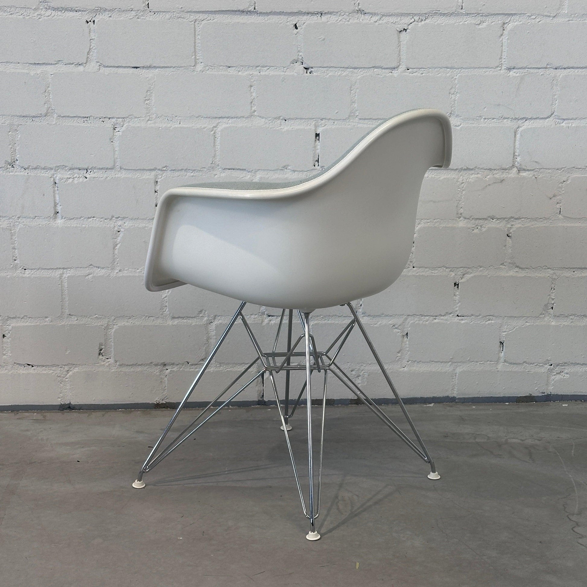 Vitra DAR Plastic Armchair weiß / grau