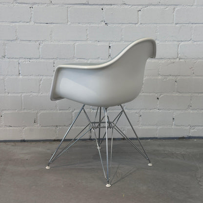 Vitra DAR Plastic Armchair weiß / grau