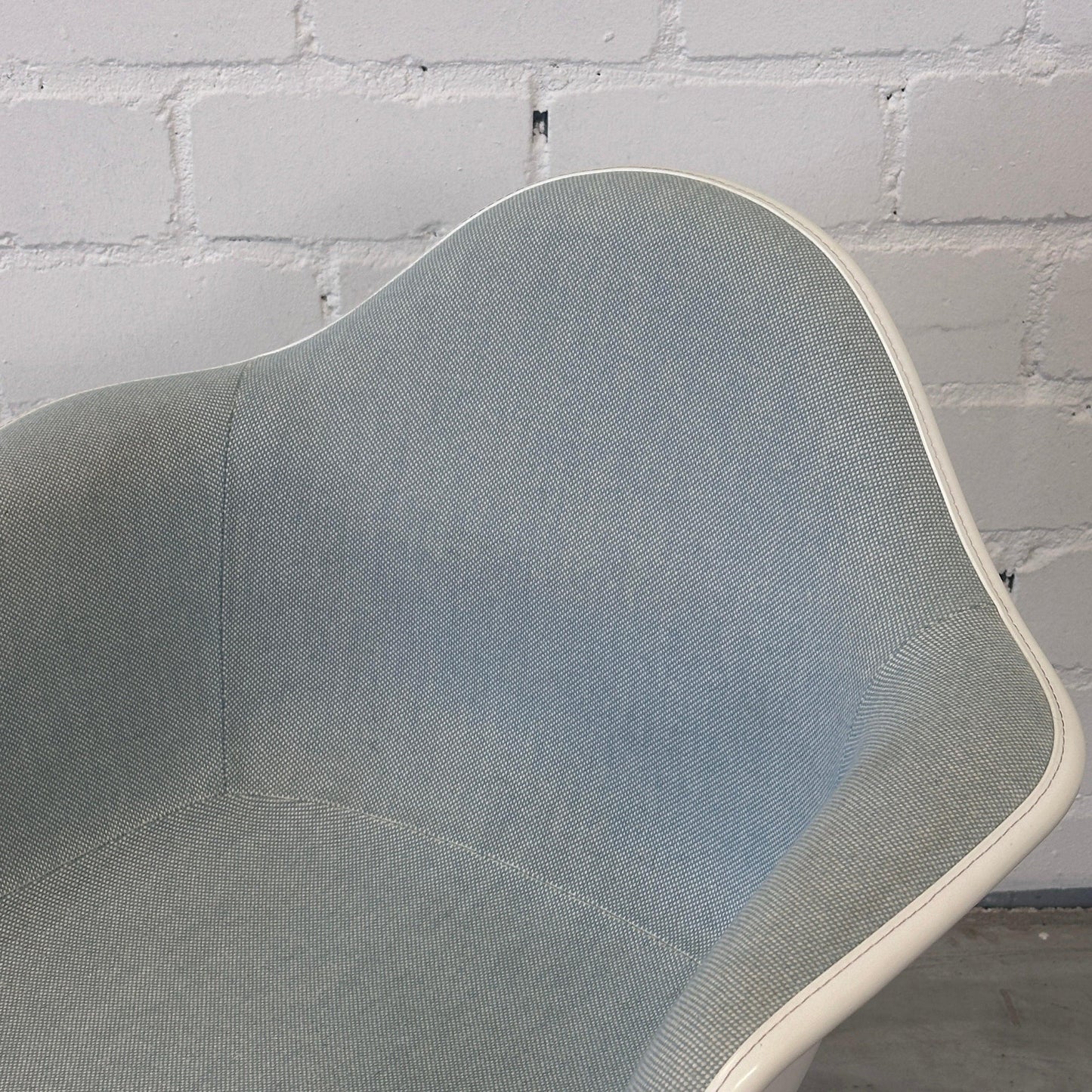 Vitra DAR Plastic Armchair weiß / grau