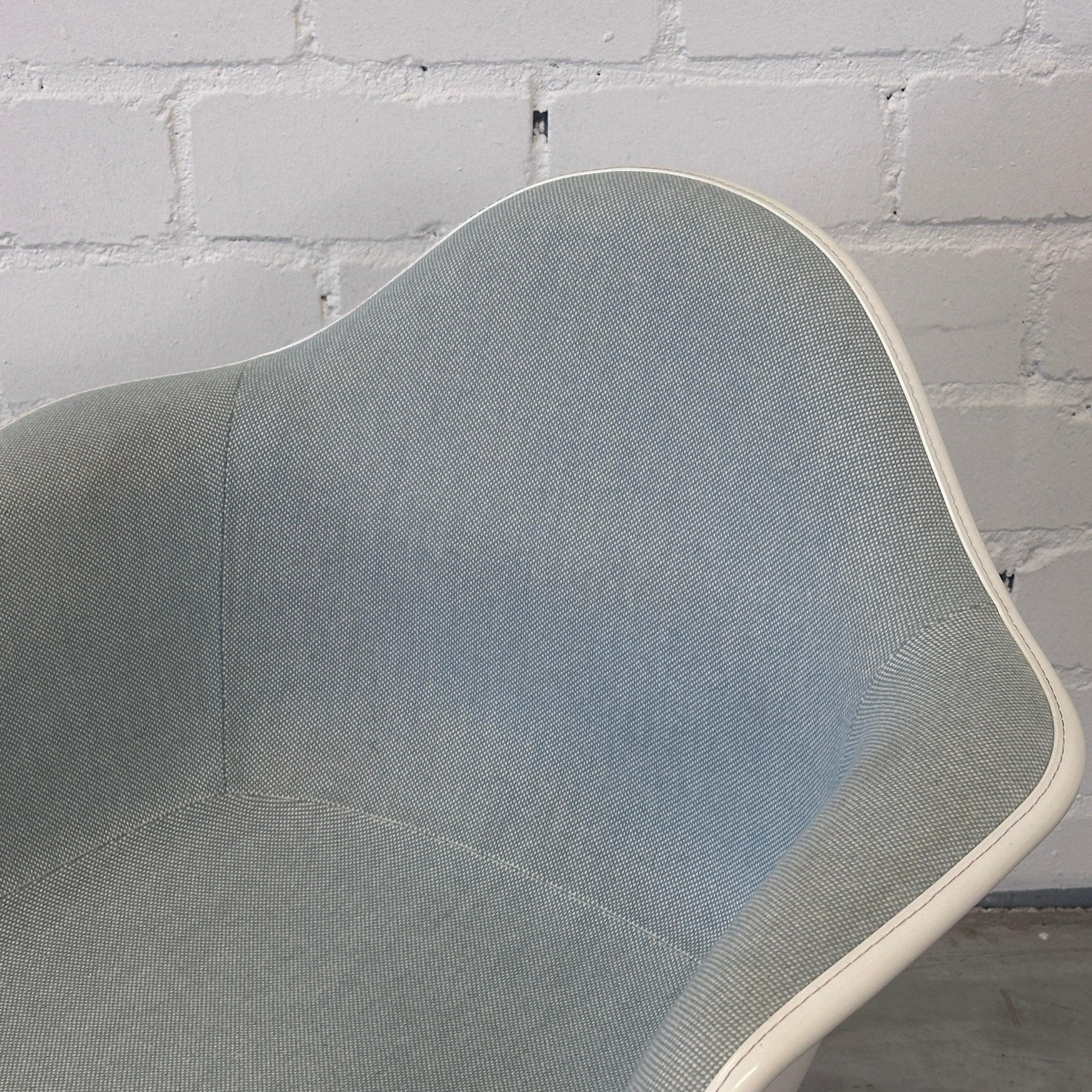 Vitra DAR Plastic Armchair weiß / grau